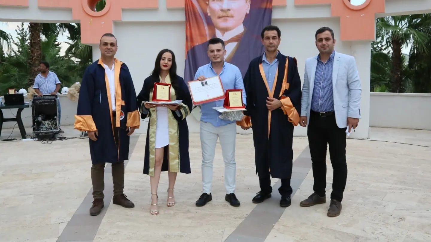 Mersin Üniversitesi Mühendislik Fakültesi 2021-2022 Eğitim Öğretim Yılı Mezuniyet Töreni, Büyük Bir Coşku ve Heyecanla Gerçekleştirildi. 